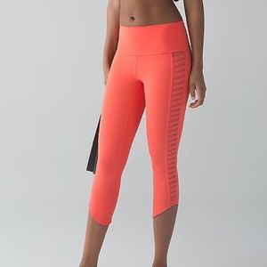 NWOT Coral Lululemon sunshine salutation crop